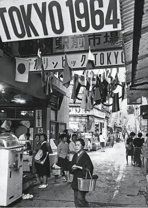  ??  ?? Preparatio­ns for the Summer Olympics get underway in Shinjuku, Tokyo