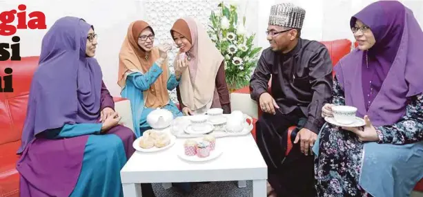  ??  ?? MOHD Shukri bersama (dari kiri) Fauziah, Rashidah, Ummu Sulaim dan Lailatul di Bandar Country Homes.