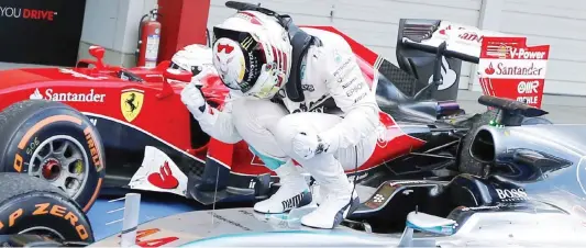  ?? ANSA ?? Lewis Hamilton, 30 anni, scarica la sua rabbia a gara appena finita. I punti di vantaggio in classifica ora sono 48 su Rosberg e 59 su Vettel, la cui Ferrari compare sullo sfondo