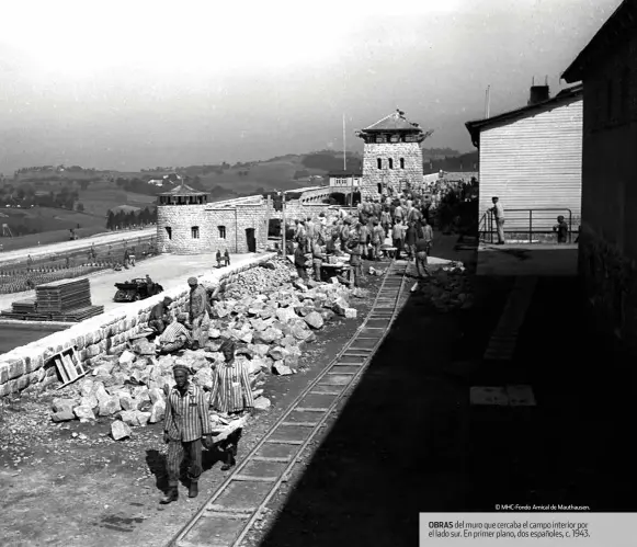  ??  ?? OBRAS del muro que cercaba el campo interior por el lado sur. En primer plano, dos españoles, c. 1943. © Mhcfondo Amical de Mauthausen.