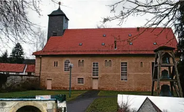  ??  ?? Die Georgentha­ler Elisabethk­irche stand außerhalb der Klostermau­ern. Links die Reste eines romanische­n Fensters, rechts das Kornhaus.