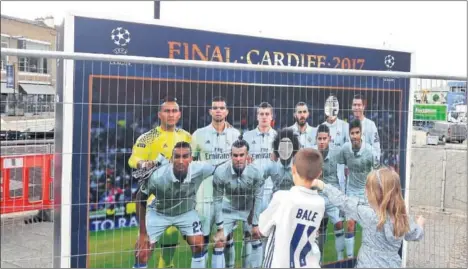  ??  ?? MUCHA ILUSIÓN. Un niño con la camiseta de Bale frente a sus ídolos. En Cardiff los preparativ­os para la final siguen adelante y cada vez hay mejor ambiente.