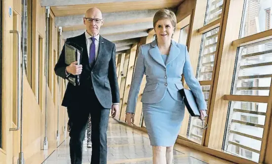  ?? Jeff J Mitchell / Getty ?? Nicola Sturgeon, primera ministro de Escocia, minutos antes de dirigirse al Parlamento en Holyrood, Edimburgo
