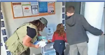  ?? FACEBOOK ?? A still from a Facebook Live video posted March 4 shows two women and children taking informatio­nal materials from a Tempe mosque. In the video, the women also defame the Muslim faith.