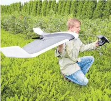  ?? FOTO: DPA ?? Der Adler ist gelandet: Agrarwirt Martin Hörhold auf einer seiner Plantage mit seiner Vogelscheu­chen-Drohne.