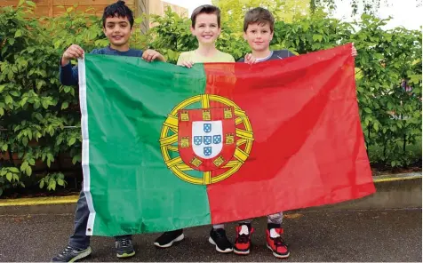  ?? Foto: Susanne Rummel ?? Boran, Tilo und Serkancan (von links) aus der Klasse 3b präsentier­en die portugiesi­sche Flagge.