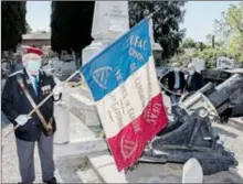  ??  ?? Devant le Monument aux Morts de Pechbonnie­u.