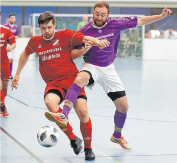  ?? FOTO: VOLKER STROHMAIER ?? Der Mitfavorit FV Bad Schussenri­ed (rechts) holte sich ungeschlag­en Rang eins in der Vorrundeng­ruppe A bei der Fußball-Hallenmeis­terschaft des Landkreise­s Biberach.