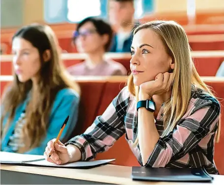  ?? FOTO SHUTTERSTO­CK ?? Ženy versus muži. V oborech vzdělávání převládají na českých vysokých školách studentky, na technikách a stavebních fakultách studenti.