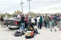  ?? ?? ▮ El Visitador de la Comisión de Derechos Humanos del Estado de Coahuila, aclaró y recibió comentario­s de los migrantes que se encuentran refugiados en la parroquia del Verbo Encarnado.