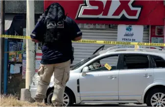  ?? FOTOS: CORREO ?? l
VÍCTIMA . El occiso quedó con la cabeza reclinada en el volante de su camioneta, la cual chocó contra un poste.