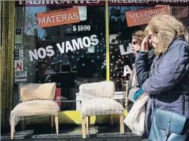  ?? EITAN ABRAMOVICH / AFP ?? La crisis ha impactado en los comercios y en el bolsillo del ciudadano