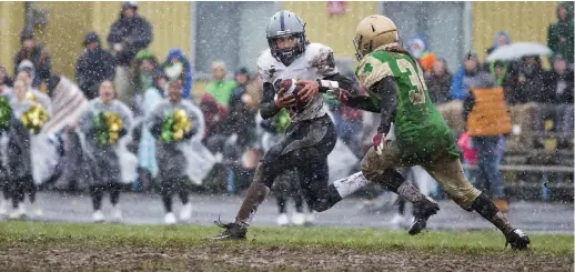  ?? BOB TYMCZYSZYN TORSTAR FILE PHOTO ?? Rain has a history of turning high school games at Notre Dame in Welland into mud bowls because of the grass field’s poor drainage.