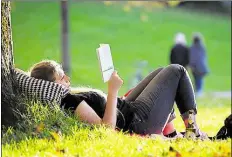  ?? GENTSCH ?? Freiluft-Lesen in Bielefeld: Diese junge Frau entspannt bei TShirt-Wetter. Bunte Blätter liegen schon im Gras.DPA-BILD: