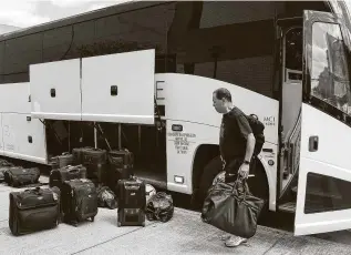  ?? Jon Shapley / Staff photograph­er ?? UH basketball coach Kelvin Sampson said he left for last year’s AAC tournament expecting it to be canceled, and the call came with the team bus halfway to Fort Worth.