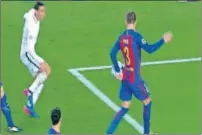  ??  ?? 78’. Piqué rechaza con la mano un centro de Di María.