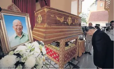  ??  ?? Former prime minister Chavalit Yongchaiyu­dh pays his final respects to Chin Peng, former leader of the Communist Party of Malaya, before his cremation ceremony at Wat That Thong in Bangkok yesterday.