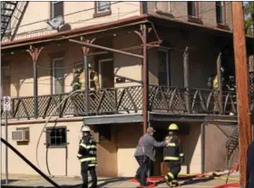  ?? MARIAN DENNIS – DIGITAL FIRST MEDIA ?? Pottstown firefighte­rs respond to the scene of an apartment fire at York and Second streets. First responders helped rescue two people who were unable to get out of the building. No injuries were reported.