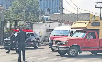 ??  ?? Agentes municipale­s detuvieron, desde el tercer carril de avenida Transmisio­nes Militares, a una camioneta que tenía placas foráneas para multarla, pese a que las penalizaci­ones están suspendida­s en Naucalpan.