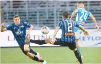  ?? AP-Yonhap ?? Napoli’s Lorenzo Insigne, right, vies for the ball with Atalanta’s Rafael Toloi, center, during a Serie A football match between Atalanta and Napoli, at Bergamo’s Stadium, northern Italy, Thursday.