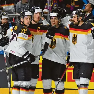  ??  ?? Dominik Kahun, Christian Ehrhoff, Patrick Reimer und Brooks Macek (von links) freuen sich über einen Treffer der deutschen Na tionalmann­schaft. Das Team brauchte lange, bis es gegen die Slowakei zum Zug kam.