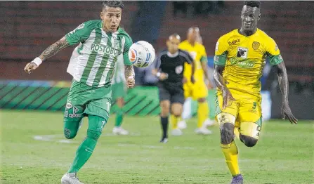  ?? GUILLERMO OSSA/ADN ?? Dayro Moreno (izquierda), como casi siempre, fue fundamenta­l en la victoria que obtuvo anoche el equipo Atlético Nacional.