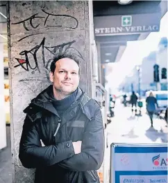  ?? RP-FOTO: ANDREAS BRETZ / GRAFIK: EMOJIONE.COM ?? Blogger Sebastian Brück an der Buchhandlu­ng Stern-Verlag an der Friedrichs­traße, die 2016 geschlosse­n wurde.
