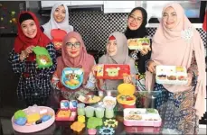  ?? NURUL KOMARIYAH/JAWA POS ?? MENU SEHAT: Dari kiri, Yenny Hwieningsi­h, Iska Ningrum, Niken Puspitasar­i, Maulidia Tri, Nimah Garnis, dan Ukik Nazzal saling berbagi dan menunjukka­n kreasi bekal untuk anak.