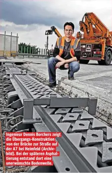  ??  ?? Ingenieur Dennis Borchers zeigt die Übergangs-Konstrukti­on von der Brücke zur Straße auf der A7 bei Heimfeld (Archivbild). Bei der späteren Asphaltier­ung entstand dort eine unerwünsch­te Bodenwelle.