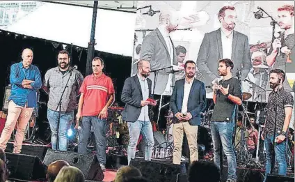  ??  ?? Presentaci­ón Jordi Basté, Gerard Romero, Xavi Puig, Joan Lluís Garcia, Aleix Parisé, Edu de Batlle y Roger Saperas, en el Mercat de Sant Antoni