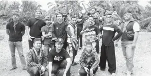  ?? — Gambar Bernama ?? BERSAMA: Raden Mohammad Azwan (belakang,tiga kanan) dan Mohd Arif (belakang, dua kanan) bersama krew, pelakon dan penari Reog Barong dari Kelab Seni Budaya Warisan Utag di Parit Raja, Batu Pahat semasa penggambar­an filem berkenaan.