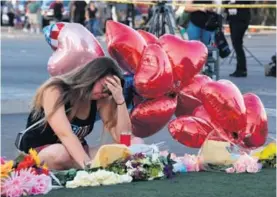  ?? AFP. ?? Destiny Alvers, quien asistió al fatal concierto, llora por la amiga que la acompañó a la actividad.