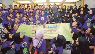  ??  ?? NIZAM (tengah) beramah mesra bersama pelajar tahfiz dari Rumah Anak Yatim Al Taqwa pada program Titisan Kasih di Kidzania.