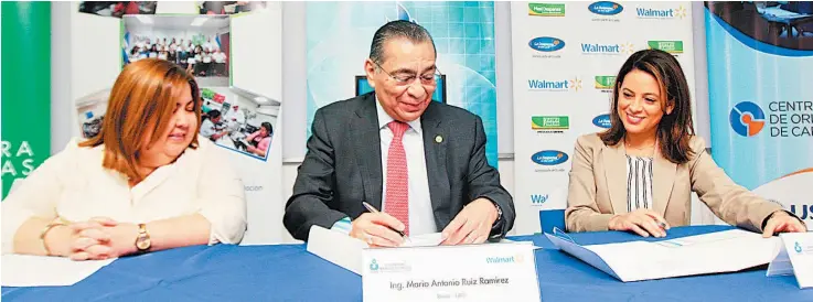  ??  ?? Firma de acuerdo. Representa­ntes de la UFG y Walmart firman el convenio para coordinars­e en capacitar a pequeñas y medianas empresas (pymes) en cómo mejorar su desempeño en los negocios.