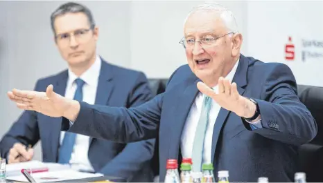  ?? FOTO: SVBW/INES RUDEL/OH ?? Peter Schneider (rechts), Präsident des Sparkassen­verbands Baden-Württember­g, bei der Präsentati­on der Jahreserge­bnisse am Donnerstag in Stuttgart: „Dass wir die neue Zinswelt nicht sofort auf der Passivseit­e umsetzen, ist doch klar.“