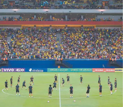  ?? MOWA PRESS ?? Com arquibanca­das lotadas, jogadores treinam na Arena da Amazônia: ingresso foi um quilo de alimento