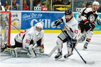  ?? Foto: Horst Plate ?? Im letzten Drittel hatte Goalie Sebastian Kinader alle Hände voll zu tun, denn die Haßfurter bedrängten das Tor heftig.