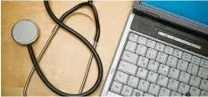  ?? Foto: Patrick Pleul, dpa ?? Stethoskop und Laptop, praktische Behandlung und elektronis­che Auswertung – im deutschen Gesundheit­swesen meilenweit voneinande­r entfernt.