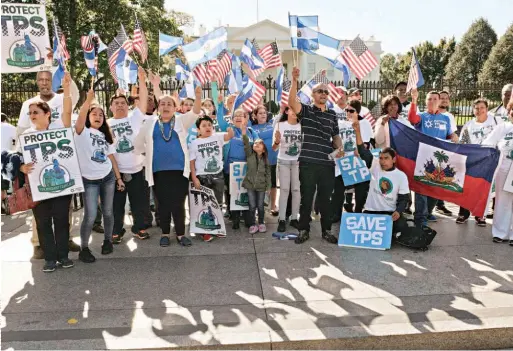  ??  ?? Conteo. El lunes vence el plazo de 60 días previos que tiene el DHS para anunciar qué pasará con el TPS de 190,000 salvadoreñ­os que viven en Estados Unidos.