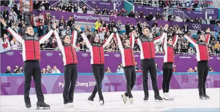  ?? PAUL CHIASSON THE CANADIAN PRESS ?? Canada’s Patrick Chan, left, Gabrielle Daleman, Kaetlyn Osmond, Meagan Duhamel, Eric Radford, Tessa Virtue and Scott Moir celebrate their gold medal victory in team figure skating Monday.