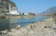  ?? ?? Basso
Il fiume Adige all’altezza del ponte di San Lorenzo a Trento: si punta ad aumentare la portata