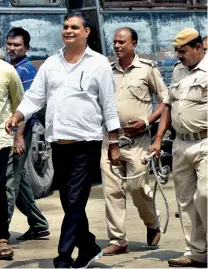  ?? DEEPAK KUMAR ?? DARK SPOT The Pratah Kamal newspaper office in Muzaffarpu­r. The Balika Griha shelter is in the same compound; accused Brajesh Thakur arrives in court