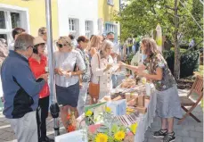  ?? FOTO: CHRISTOPH KLAWITTER ?? Viele Besucher kommen zum Tag der offenen Tür. Bio-Landwirtin Andrea Göhring (rechts) war eine von mehreren Teilnehmer­n mit einem InfoStand.