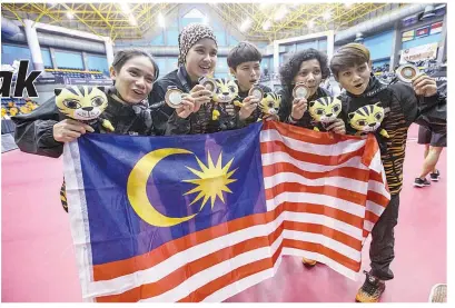  ?? - Gambar BERNAMA ?? PASUKAN Sepak Takraw Wanita negara menang pingat perak apabila tewas kepada Thailand acara Sepak Takraw Antara Regu Wanita Sukan SEA ke 29 KL2017 di Stadium Titiwangsa pada Isnin.