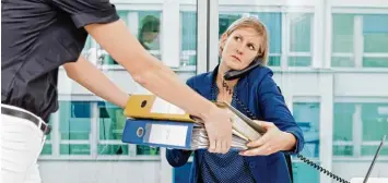  ?? Foto: dpa ?? Wie intensiv soll man Kollegen bei der Arbeit helfen?