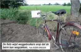  ?? Foto ROGER DREESEN ?? De fiets wijst weggebruik­ers erop dat de berm kan wegzakken.