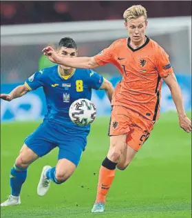  ?? FOTO: EFE ?? Frenkie de Jong controla la pelota bajo la atenta mirada de Malinovski­y