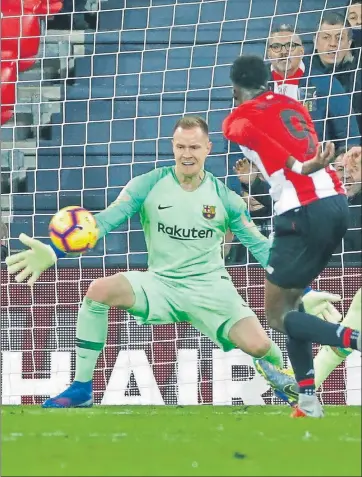  ?? FOTO: EFE ?? Paradón antológico de Ter Stegen a un tiro a bocajarro de Williams que era el 2-1 sí o sí