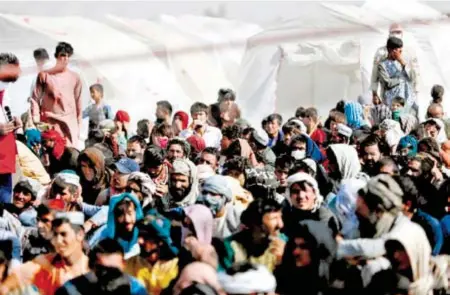  ?? EFE ?? Miles de refugiados afganos se encuentran varados a las puertas de Irán, que decidió cerrar su frontera sureste