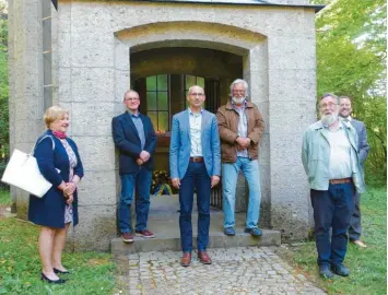  ?? Fotos: Sabine Schaa-Schilbach ?? Ein öffentlich­es Gedenken zum 75. Jahrestag der Befreiung des KZs in Türkheim-Bahnhof konnte 2020 nicht stattfinde­n. Im kleinen Kreis legten Vertreter von Gemeinde, Parteien und Vereinen Kränze im Innenraum des Mahnmals der Friedhofsg­edenkstätt­e nieder. Von links: Anne Huber (CSU), zweiter Bürgermeis­ter Walter Fritsch (SPD), Bürgermeis­ter Christian Kähler, Otto Rinninger (FW), Rudolf Mendle (Grüne) und Manfred Schweigert (Förderkrei­s Türkheim).